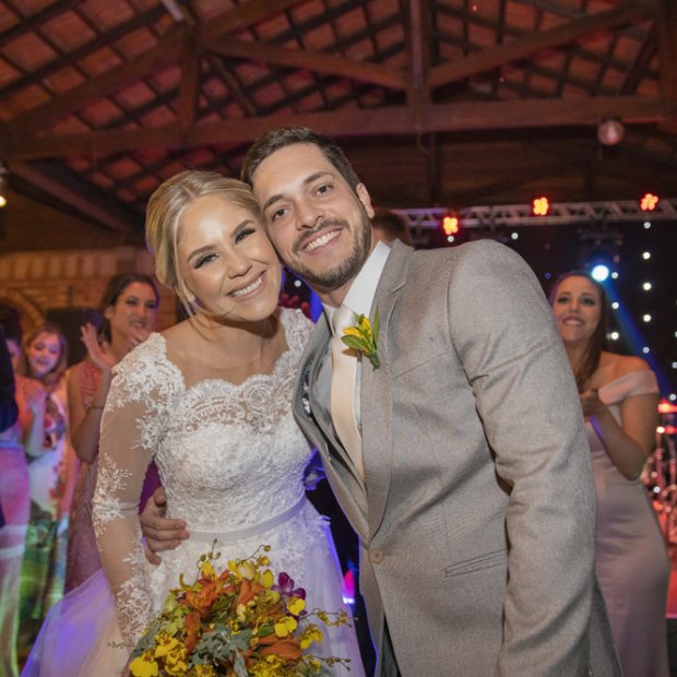 noivos-felizes-recem-casados-festa-casamento-pista-danca