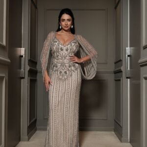 Vestido todo bordado com pedraria, com capa, Thays Temponi